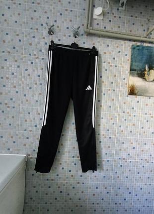 Спортивні штани adidas.