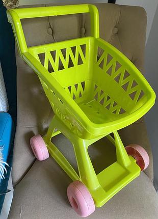 Детская игрушечная тележка яркая,пластиковая корзина внутри треснута в нескольких местах,но пользоваться норм , размер 50 на 33 на 40