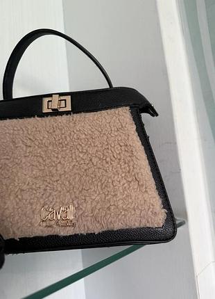 Жіноча сумка тоут cavalli class ava бежевого кольору з хутряним оздобленням