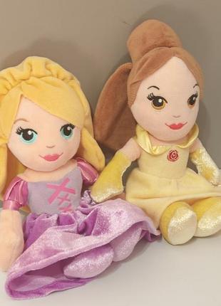 Мягкие плюшевые куклы из серии disney princess — принцесса рапунцель в фиолетовом платье и принцесса бель в жёлтом бальном платье.
