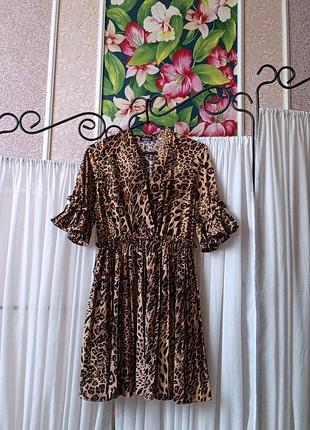 Стильне плаття в леопардовий принт з плісеровкою boohoo.
