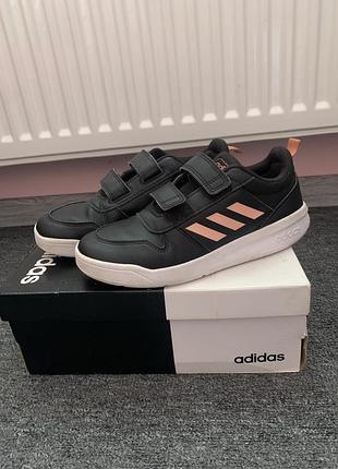 Кросівки adidas (унісекс, дуже зручні, м’якенькі, натуральна шкіра, ходили навіть в холодну осінь)устілка 23 см