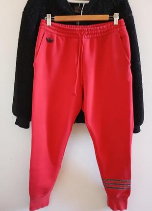 Красные спортивные штаны с черным логотипом adidas original