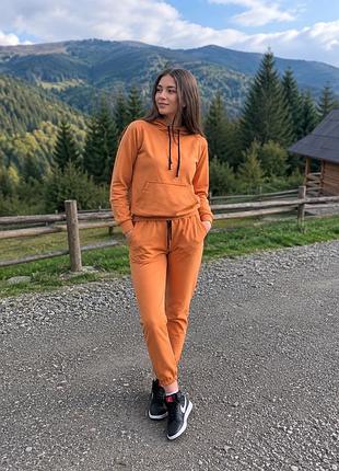 Спортивний костюм теплого карамельного кольору