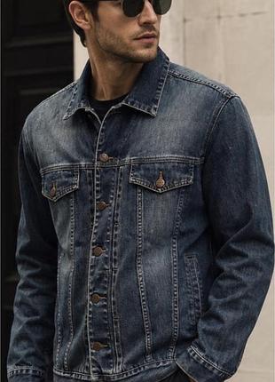 Джинсова куртка бренду gant, виконана у класичному стилі «тракер» (trucker jacket) з ефектом потертості  (mid blue / stonewash)