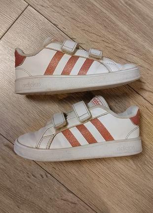 Кросівки для дівчинки adidas 4