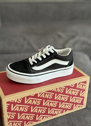 Кеди vans.