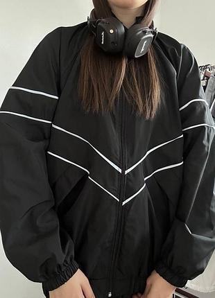 Ветровка женская оверсайз на молнии с контрастными линиями плащевка канада р. 42-46 черный (34/665)