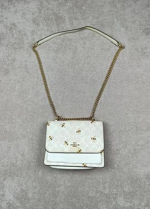 Женская кожаная сумка кросбоди coach klare crossbody in signature canvas with bee print