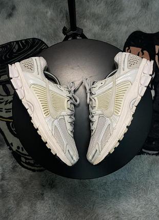 Кросівки nike zoom vomero 5 чоловічі, розмір 43, білі/сірі