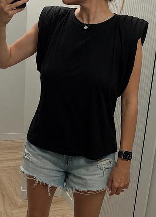 Нова стильова трендова футболка zara l вільний крій зі стоячими масивними плечима
