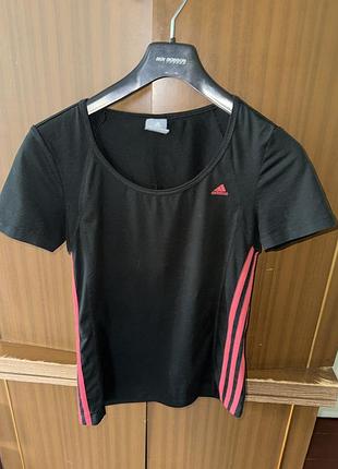Жіноча спортивна футболка adidas чорна performance essentials s-m опис