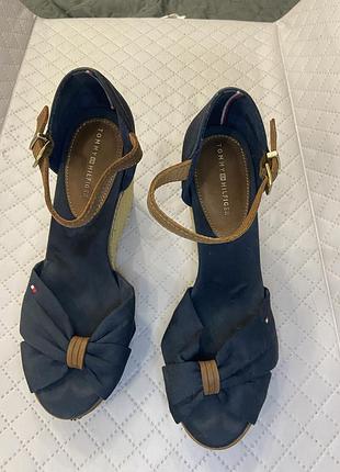 Босоніжки на танкетці tommy hilfiger розмір 38