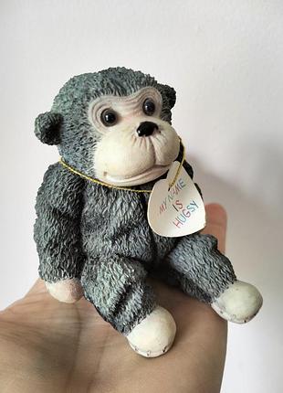 Коллекционная
волшебная фигурка – обезьянка hugsy.