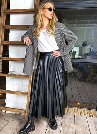 Чорна спідниця міді  екошкіра плісе розмір с  h&m