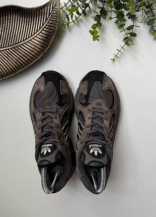 Кросівки adidas yung-1 4