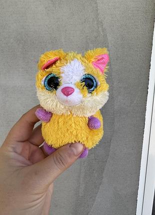 М'якою іграшкою серії mini motsu від бренду keel toys, яка відрізняється яскравим жовтим хутром та великими блискучими блакитними очима