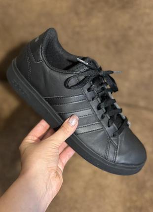 Оригінальні кросівки adidas 39 розмір (24.5см) б/в