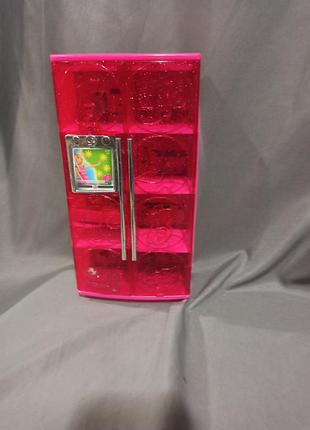 Рожевий іграшковий холодильник із серії barbie treat to tv refrigerator від виробника mattel.