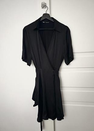 Елегантна чорна сатинова сукня на запах від zara