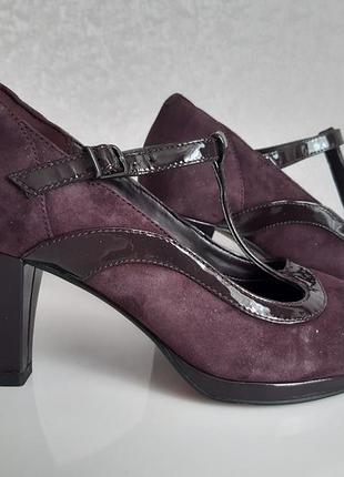 Туфлі жіночі clarks t-strap, розмір 35.5/36, колір фіолетовий, натуральна замша