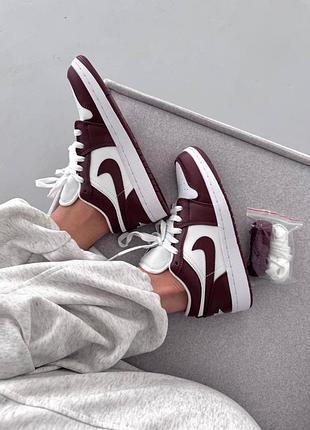 Кросівки жіночі nike air jordan retro 1 low | burgundy / white premium