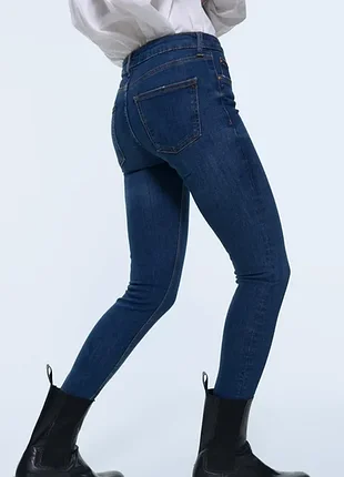 Плотные зауженные джинсы zara.