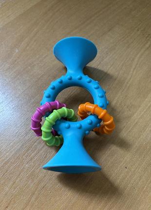 Прорізувач-брязкальце на присосках pipsquigz loops, fat brain toys,