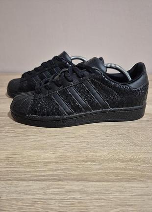 Кросівки adidas superstar.