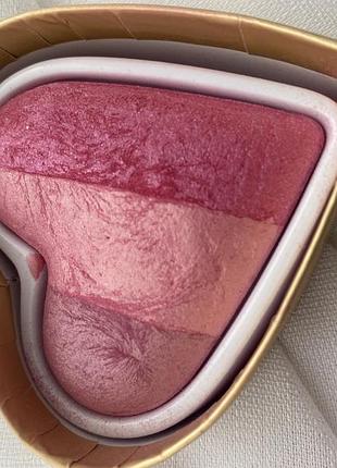 Запечені румʼяна blushing hearts triple baked blusher від бренду i heart revolution