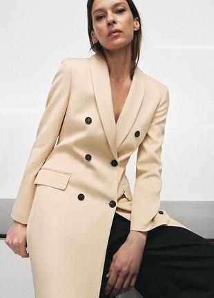 Стильное длинное пальто пиджака zara песочного цвета.