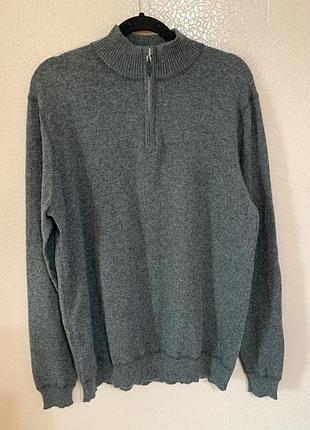 Чоловічий светр із коміром-стійкою на блискавці (half-zip) темно-сірого меланжевого кольору.
