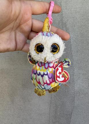 М'яку іграшку-брелок ty beanie boo's — різнобарвна сова «enchanted» (інчантед) з блискучими золотистим ріжком, очима та лапками