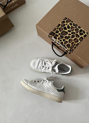Білі кросівки adidas stan smith із перфорованими смужками та зеленими задниками