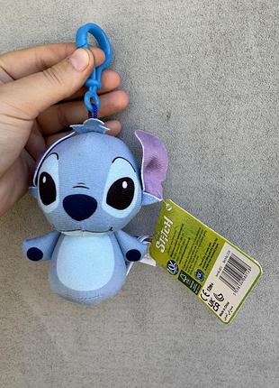 М'яку іграшку-брелок «стіч» із серії disney (виробник sambro, колекція plush snuglets) з пластиковою кліпсою для кріплення на рюкзак чи сумку