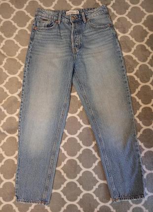 Женские джинсы бренда stradivarius фасона mom fit.
