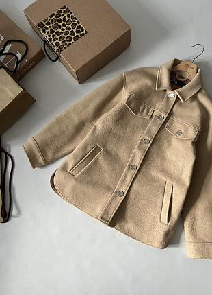 Куртка -сорочка zara  з накладними кишенями на грудях і бічними прорізними кишенями.