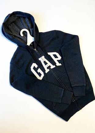Темно-сіре графітове худі на блискавці від gap.
​класична базова модель із фірмовим великим логотипом gap спереду
