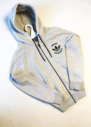 Класична модель для щоденного гардероба — сіре худі на блискавці від adidas originals.
​