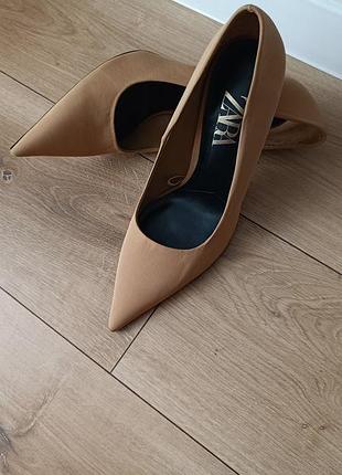 Сатиновые бежевые туфли из атласа zara