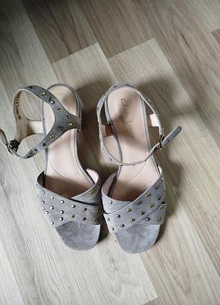 Натуральные замшевые босоножки clarks