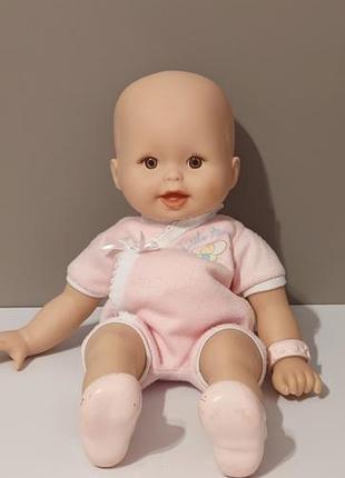 Виниловый пупс-девочка с открытым ртом в розовом костюмке с бантиком,   little mommy от mattel