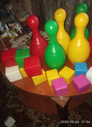 Детский боулинг и кубики. 3