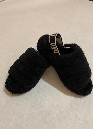 Оригінальні жіночі капці-сандалі ugg fluff yeah slide у чорному кольорі (black).