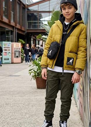 Куртка детская бренда kangol+h&amp;m с капюшоном 🔥
полуобхват груди - 52 см
длина изделия -60 см
длина рукава -64; 
по плечам-40 см.