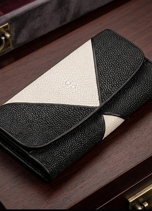 Кошелек женский stingray leather из натуральной кожи морского ската черный.