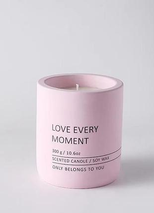 Свічка у керамічній чаші "love every moment" у рожевому кольорі