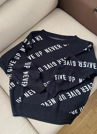Цікавий светр в принт “never give up”