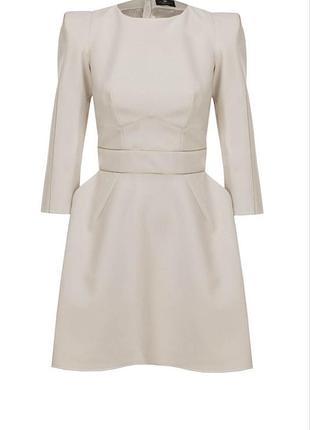 Кремова сукня elisabetta franchi з моделюючими швами. it 42