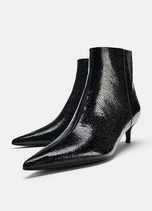 Ботинки на каблуке китен хил с эффектом кракелюра zara